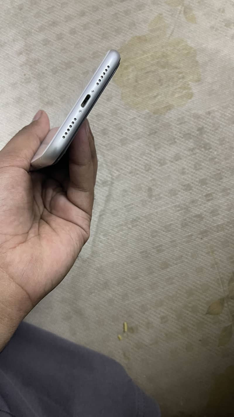 Apple iPhone 11 4