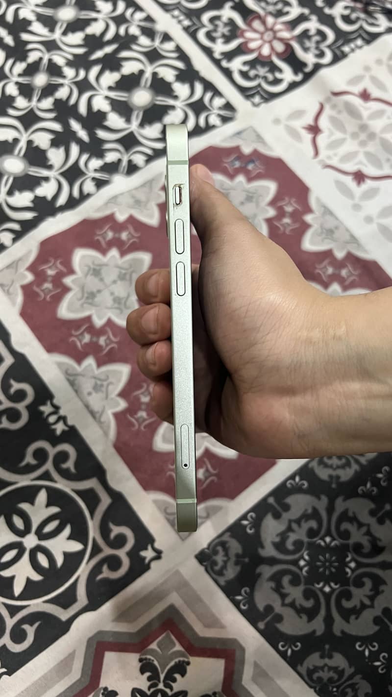 Apple iPhone 12 4