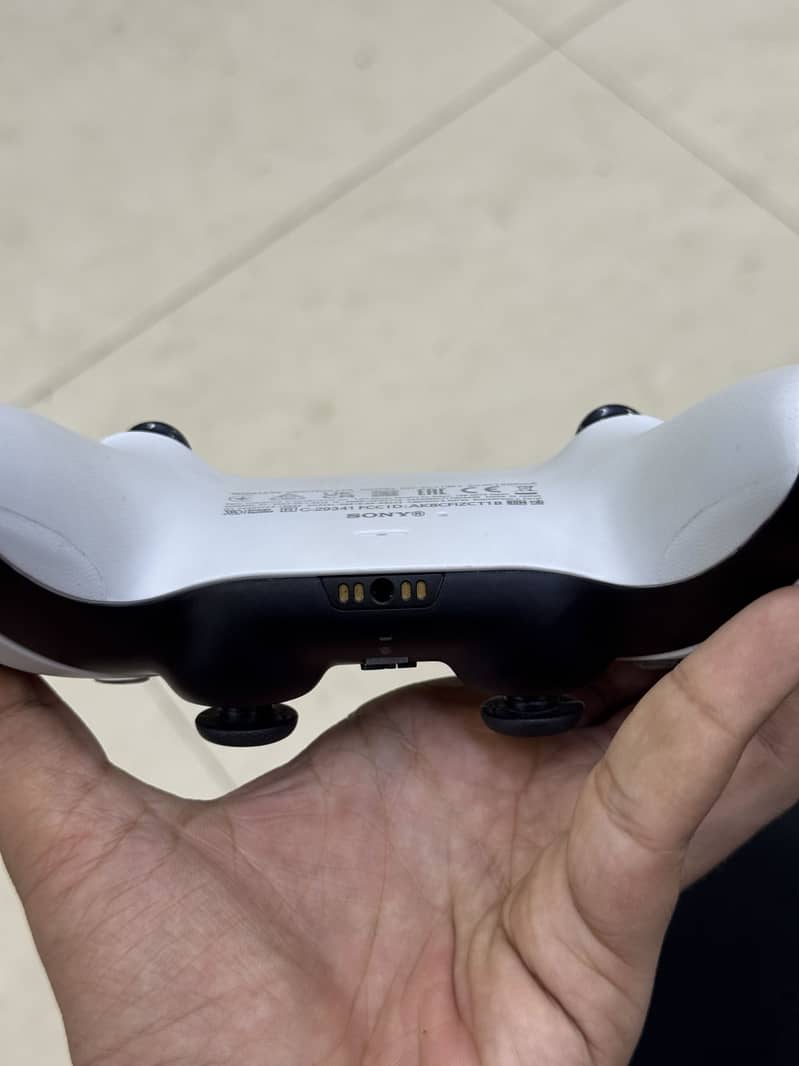 PS5 DualSense Wireless Controller (White) 1