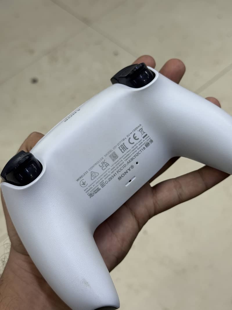PS5 DualSense Wireless Controller (White) 2