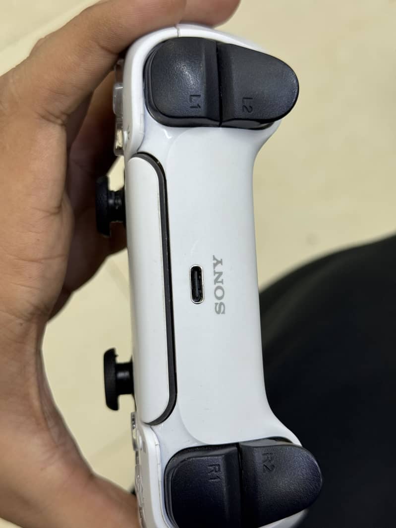 PS5 DualSense Wireless Controller (White) 3