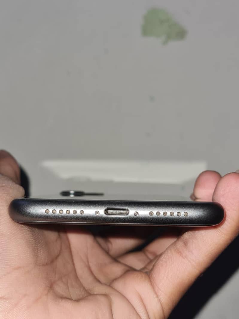 Apple iPhone 11 4