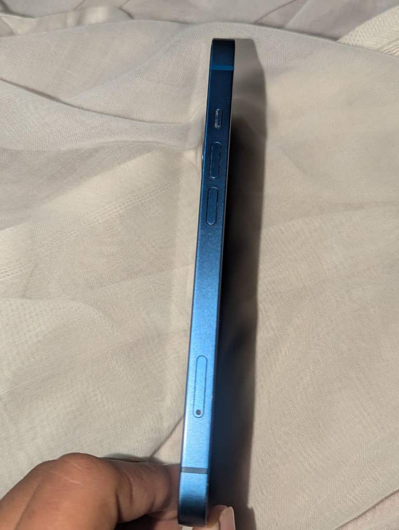 Apple iPhone 13 4