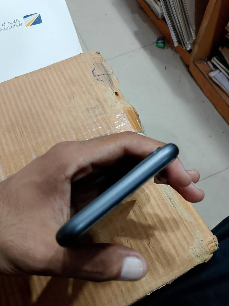 Apple iPhone 11 4