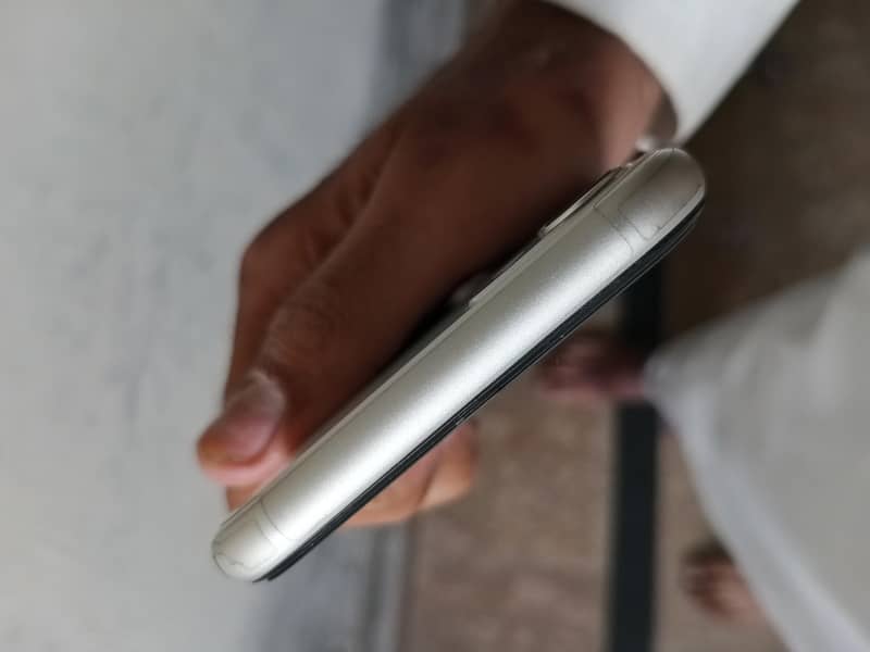 Apple iPhone 11 3