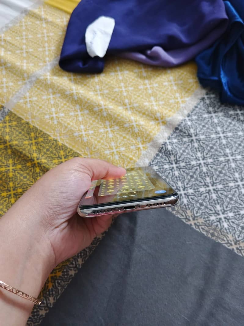 Apple iPhone X 4