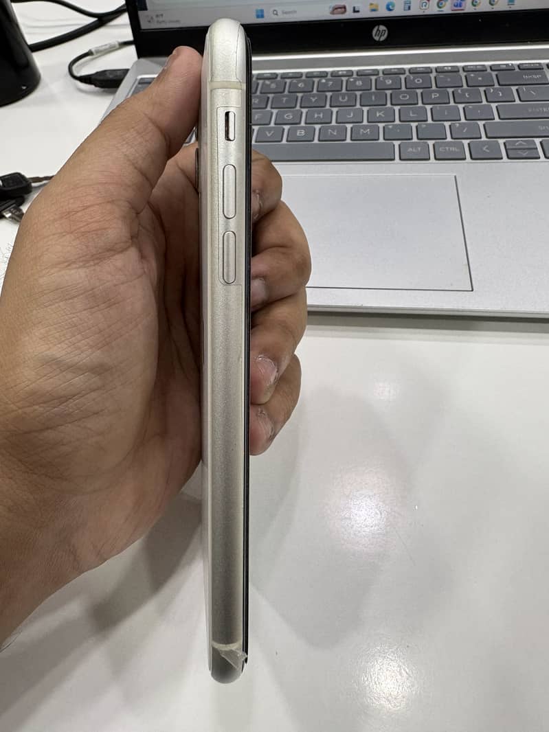 Apple iPhone 11 4
