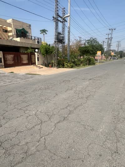 1 kanal Prime Location Q Block 3 Side Covered Road Level Nearest Masjid