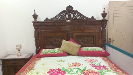 Elegant Solid Wood King Bedroom Set – Luxury Carved Design