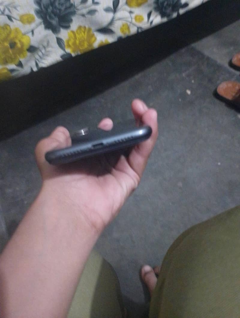 Apple iPhone 11 3