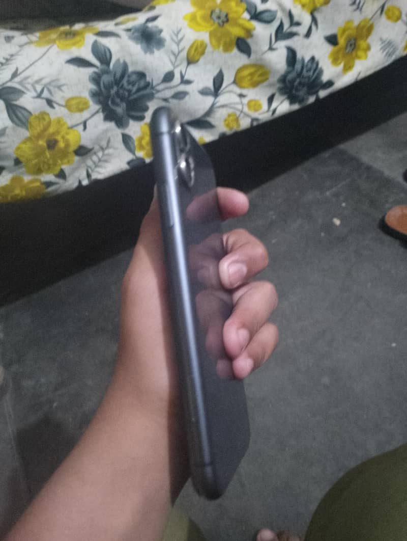 Apple iPhone 11 4