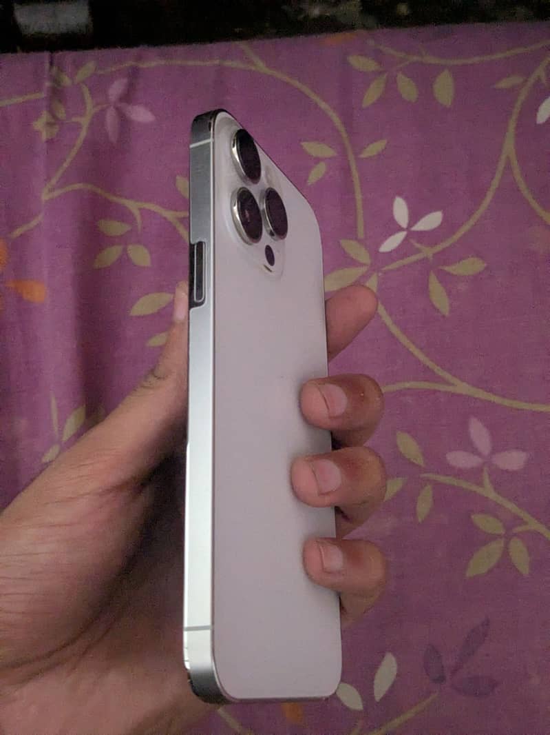 Apple iPhone 14 Pro Max 4