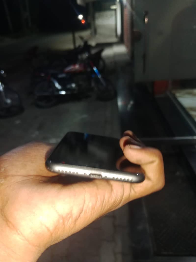 Apple iPhone 8 1