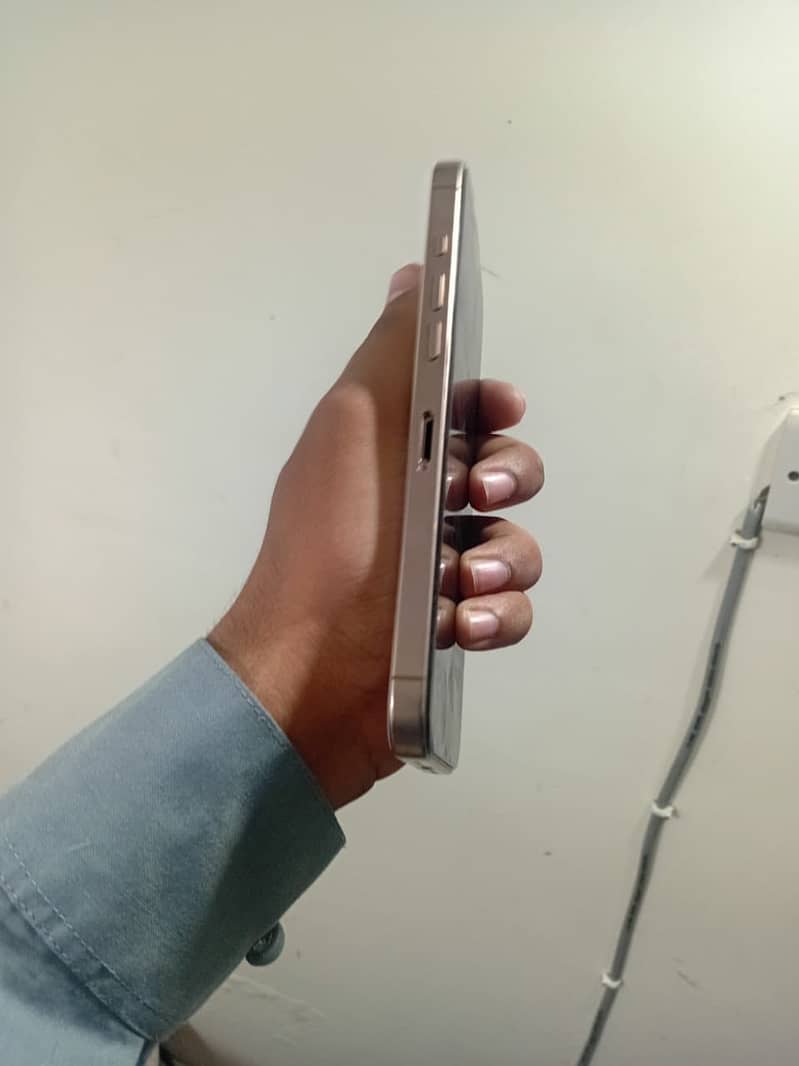 Apple iPhone 16 Pro Max 2