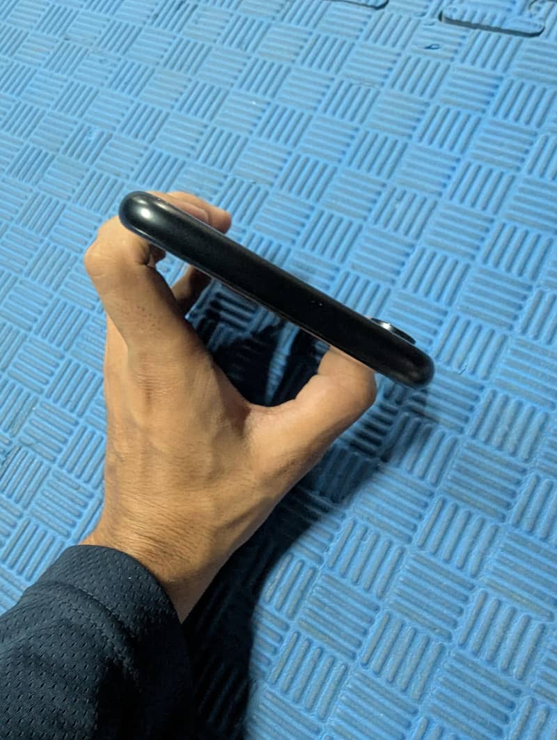 Apple iPhone XR 7