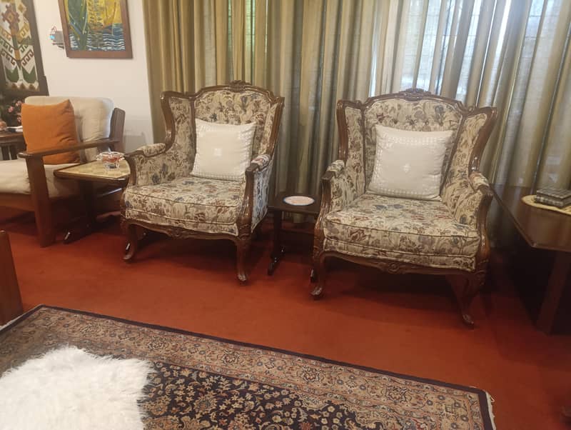 sofa sets and single sofain excellent condition.  DHA 6