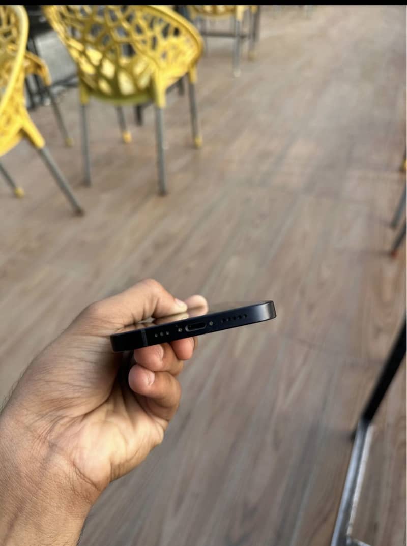 Apple iPhone 12 4