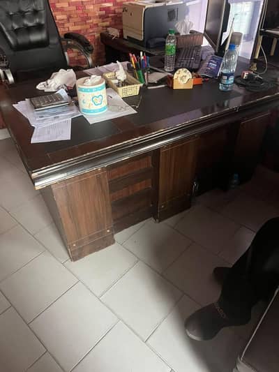 Executive table with 1-Side table & 1-locker of 3-drawers