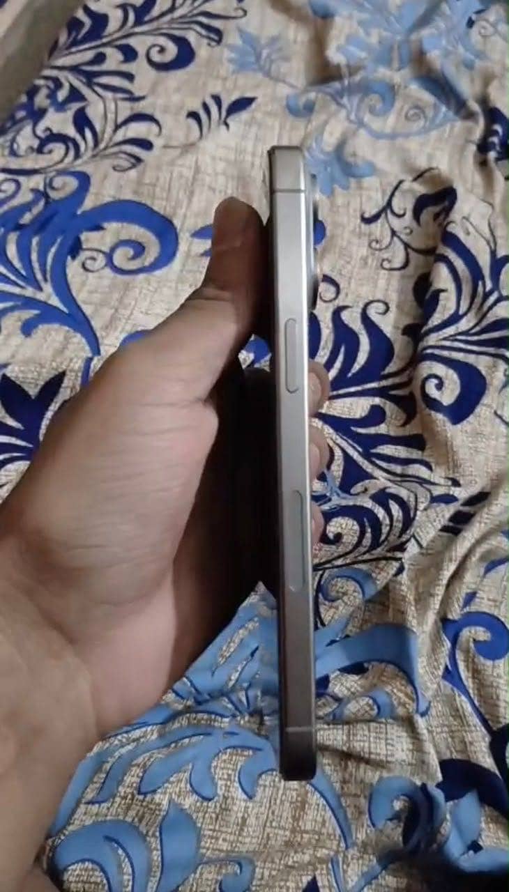 Apple iPhone 15 Pro Max 2