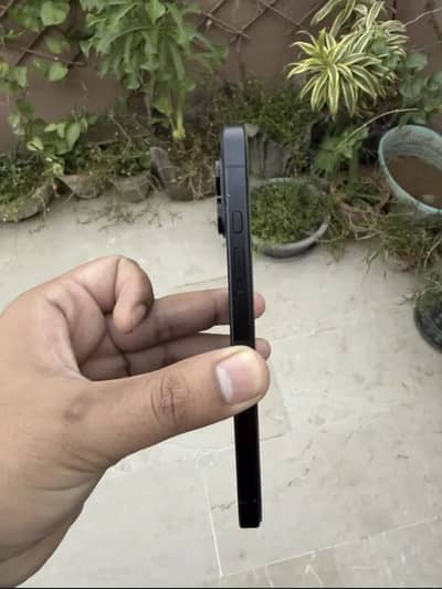 Apple iPhone 16