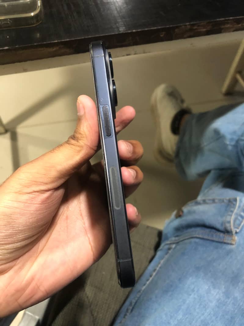 Apple iPhone 15 Pro 4