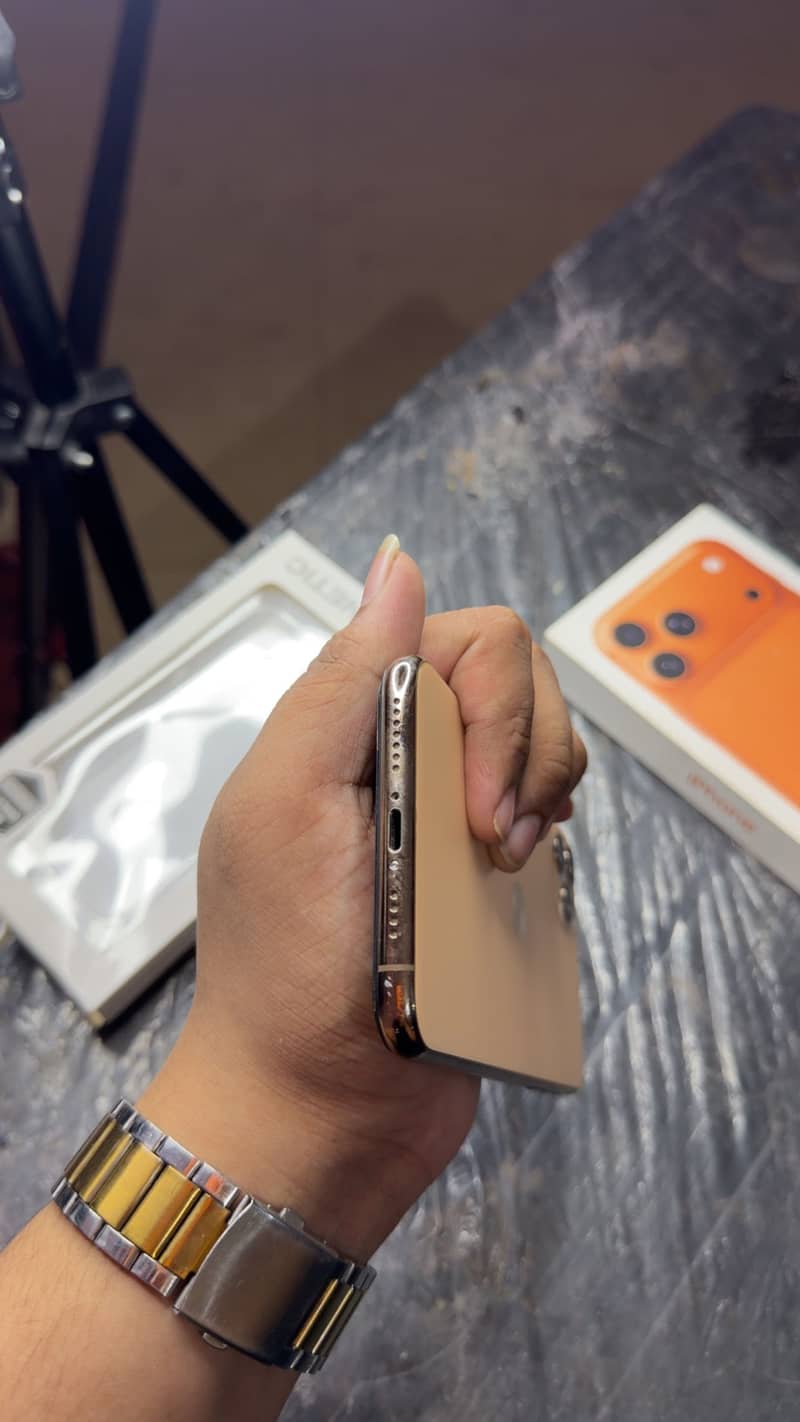 Apple iPhone 11 Pro Max 4