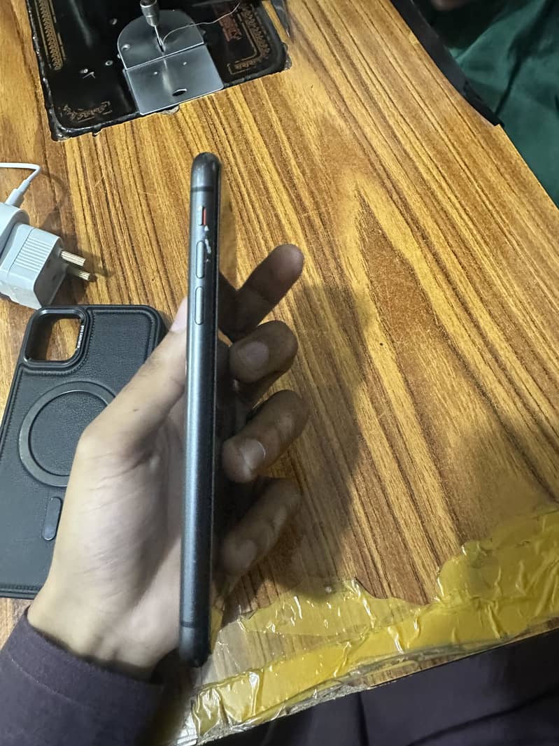 Apple iPhone 11 4
