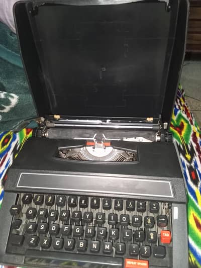 "100% Working Vintage Manual Typewriter with Case"