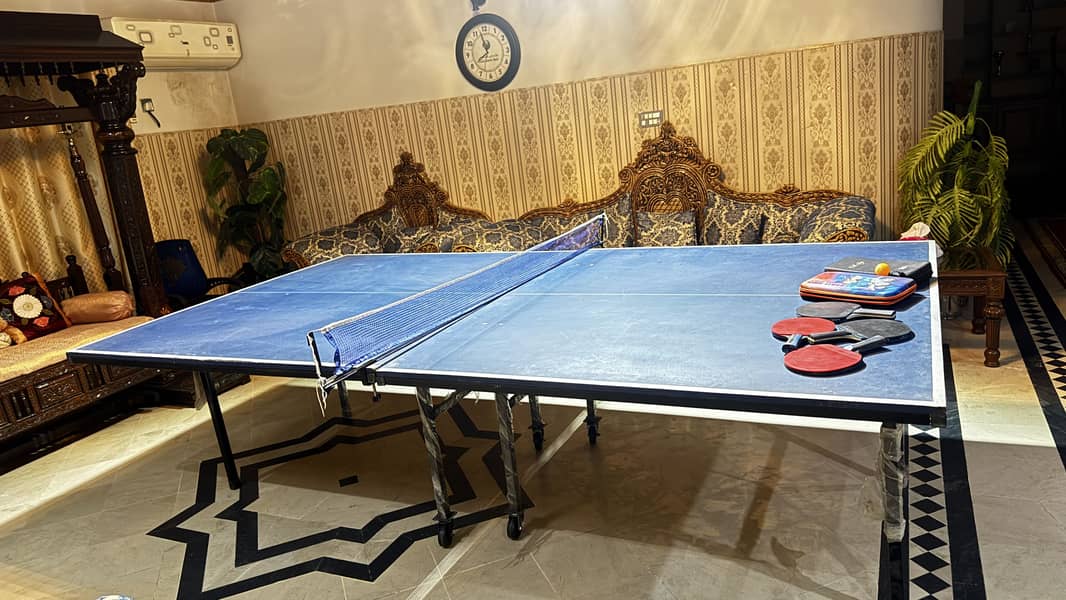 Table tennis table with 4 additional rackets 0