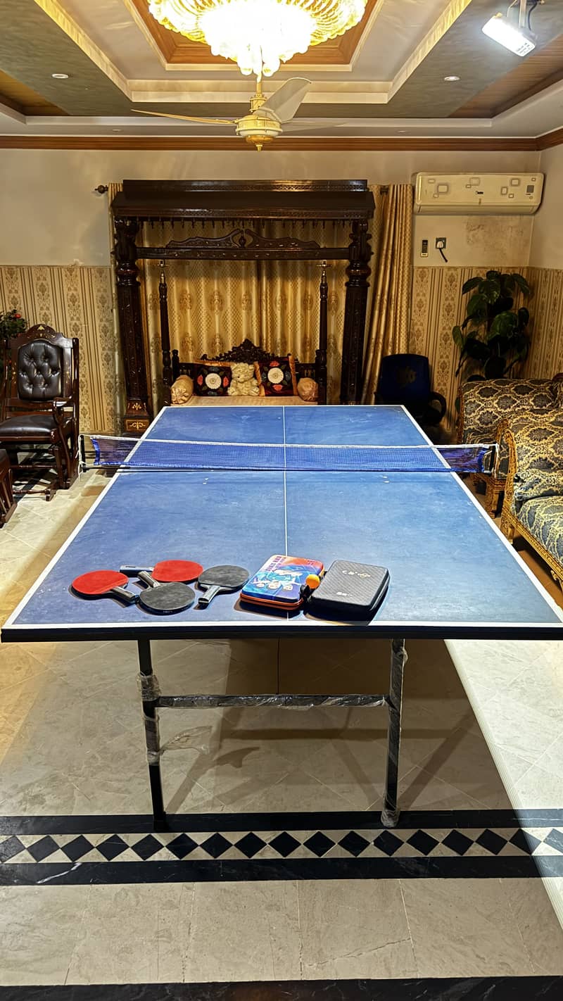 Table tennis table with 4 additional rackets 1