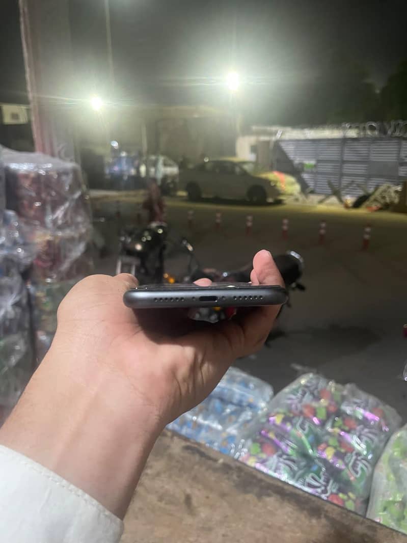 Apple iPhone 11 4