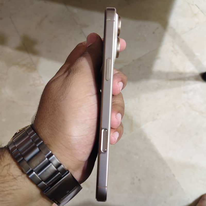 Apple iPhone 16 Pro Max 1