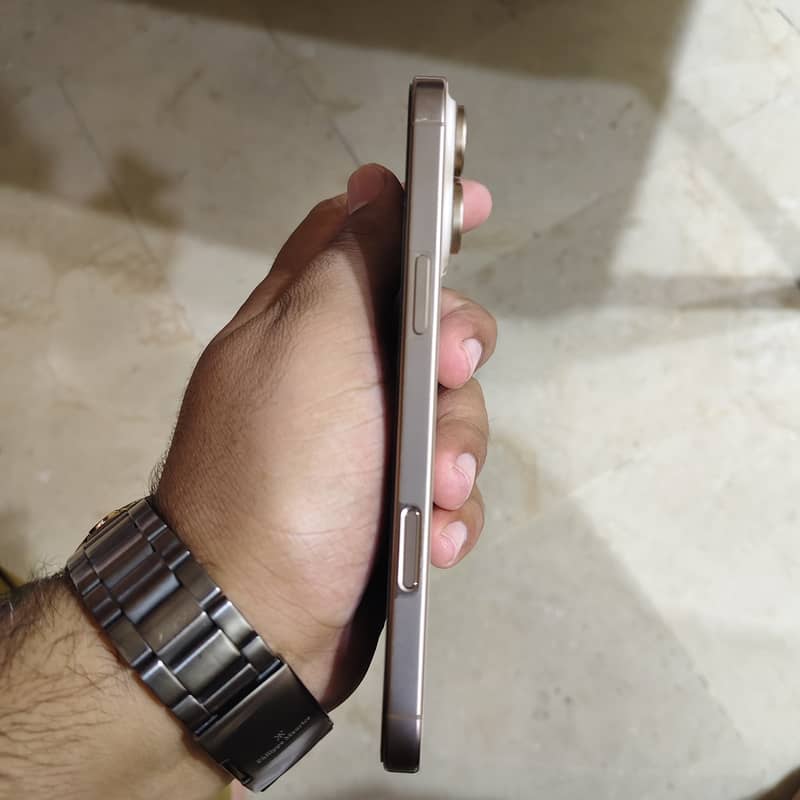 Apple iPhone 16 Pro Max 2