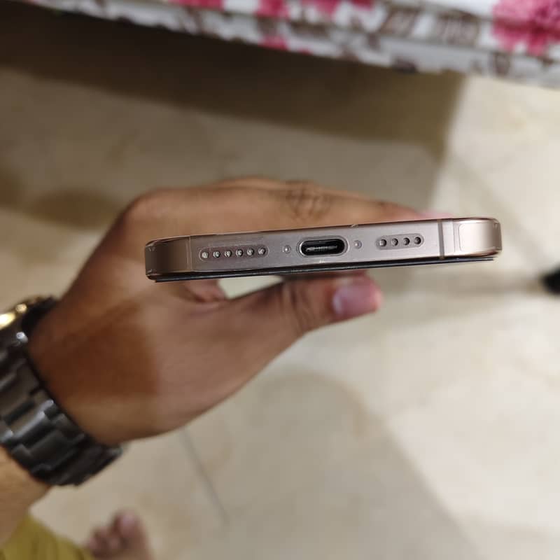 Apple iPhone 16 Pro Max 3