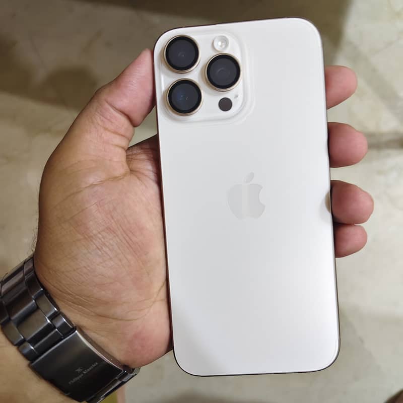 Apple iPhone 16 Pro Max 4