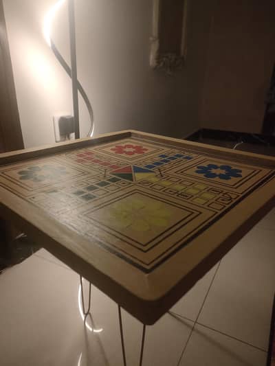 ludo table ha bhot achi quality ha 10 by 10 condition ha