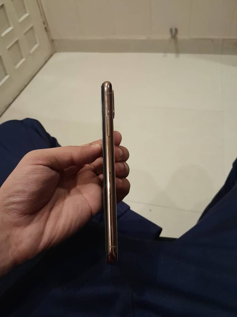 Apple iPhone XS 4