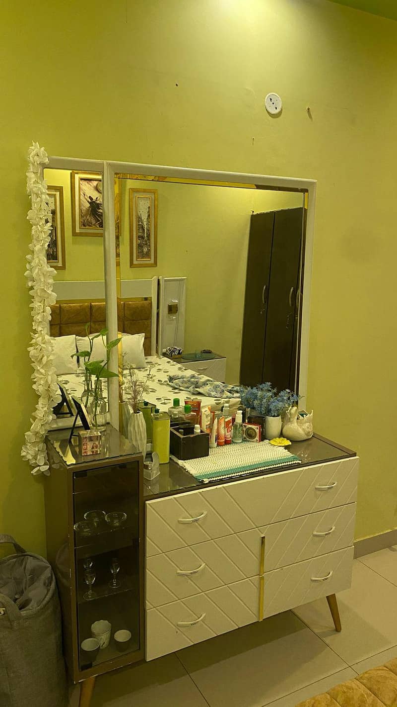 King size bed with dressing table 5
