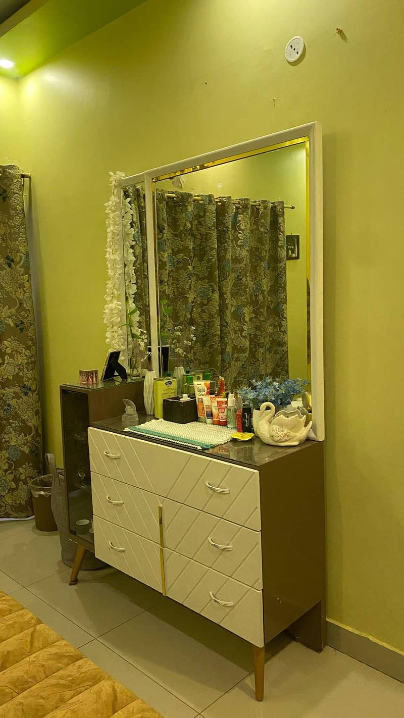 King size bed with dressing table 6