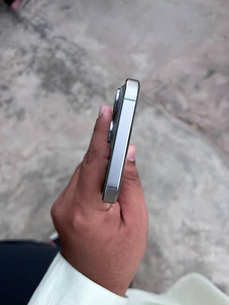 Apple iPhone 15 Pro Max 2