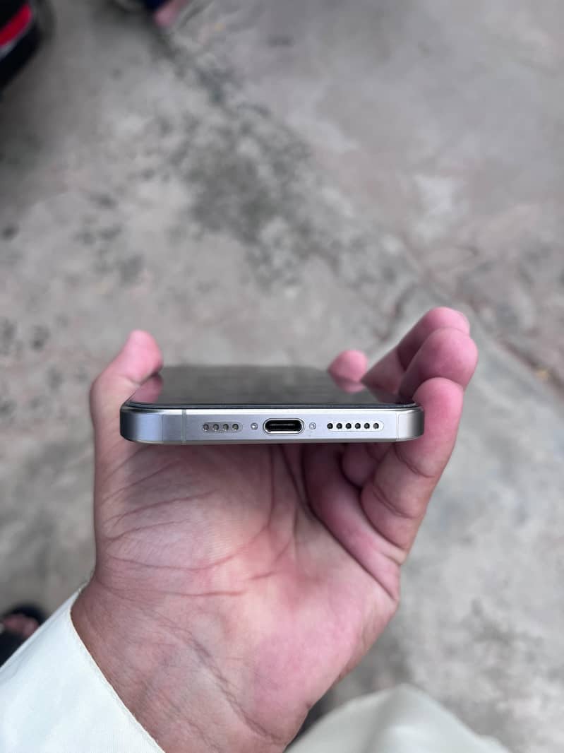 Apple iPhone 15 Pro Max 3