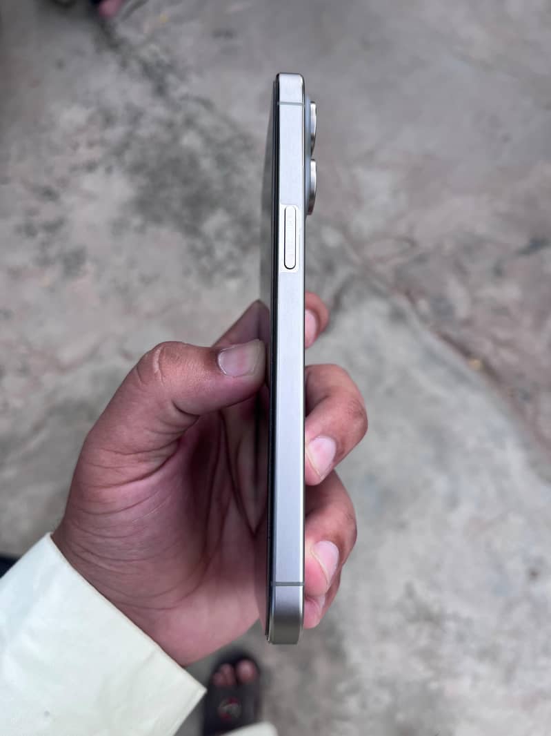 Apple iPhone 15 Pro Max 4