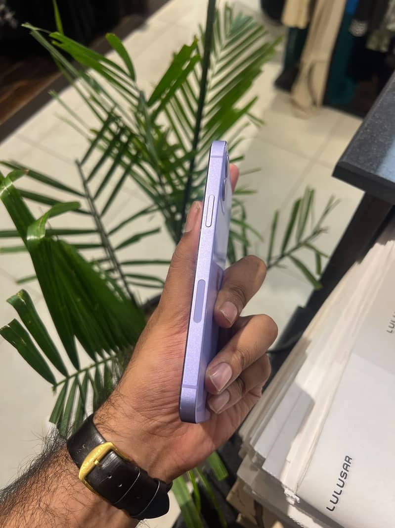 Apple iPhone 12 4