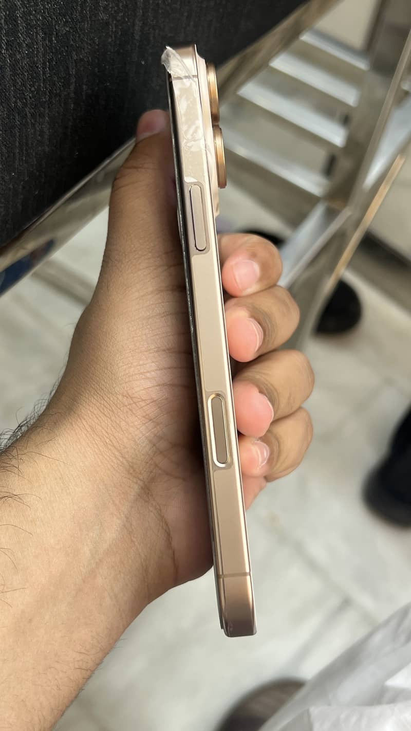 Apple iPhone 16 Pro Max 1