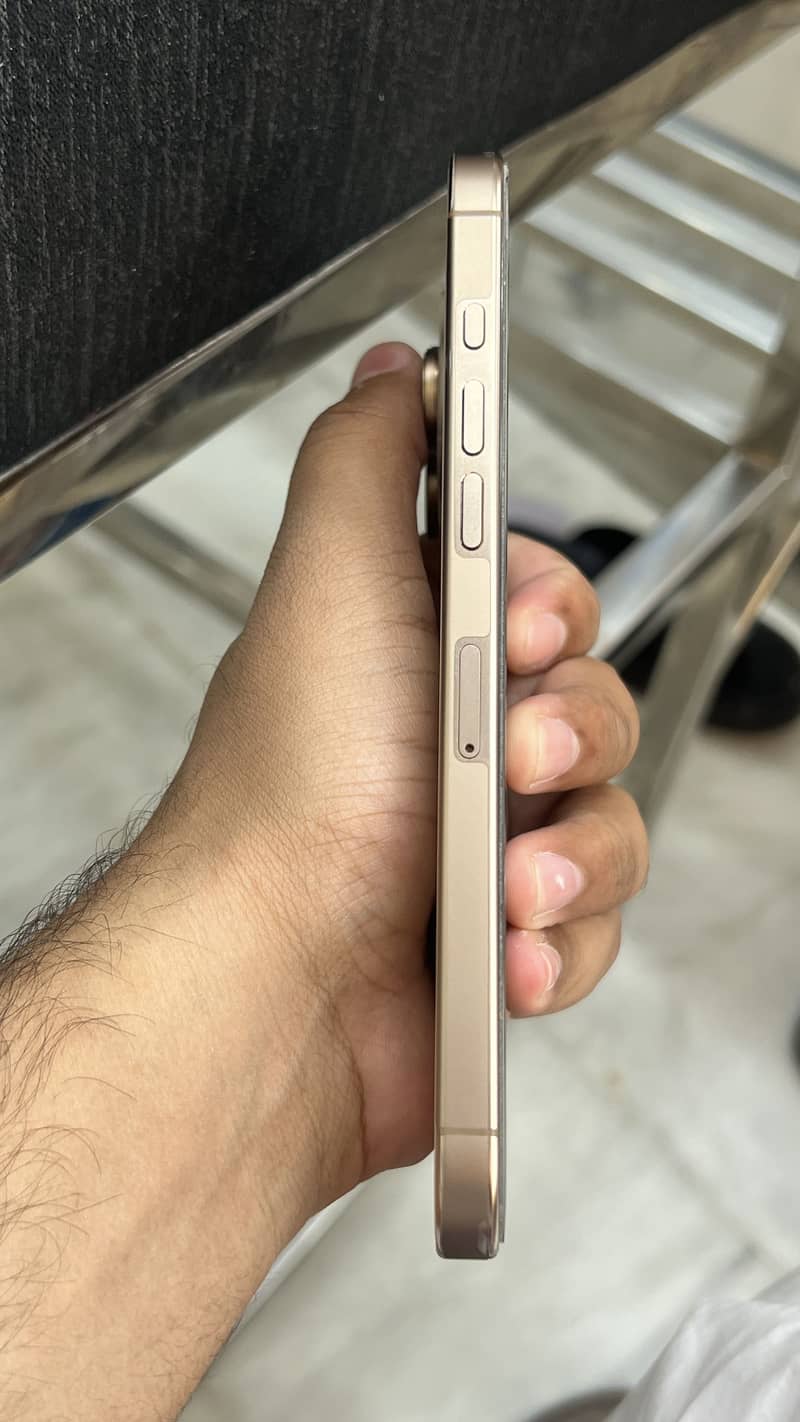 Apple iPhone 16 Pro Max 2