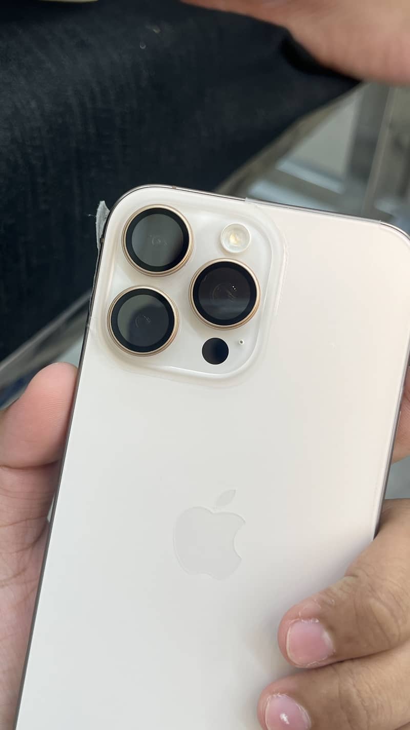 Apple iPhone 16 Pro Max 4