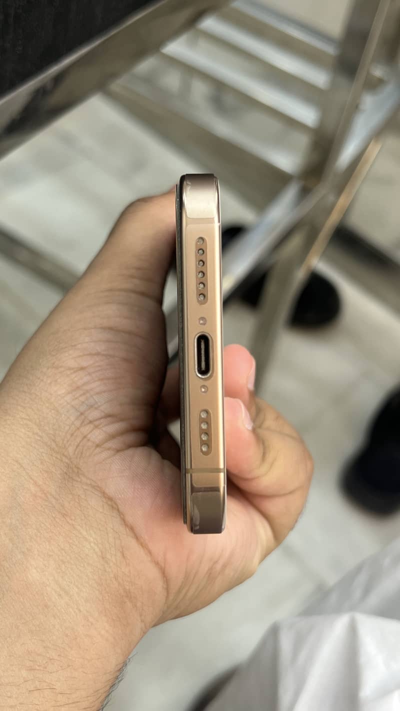 Apple iPhone 16 Pro Max 5