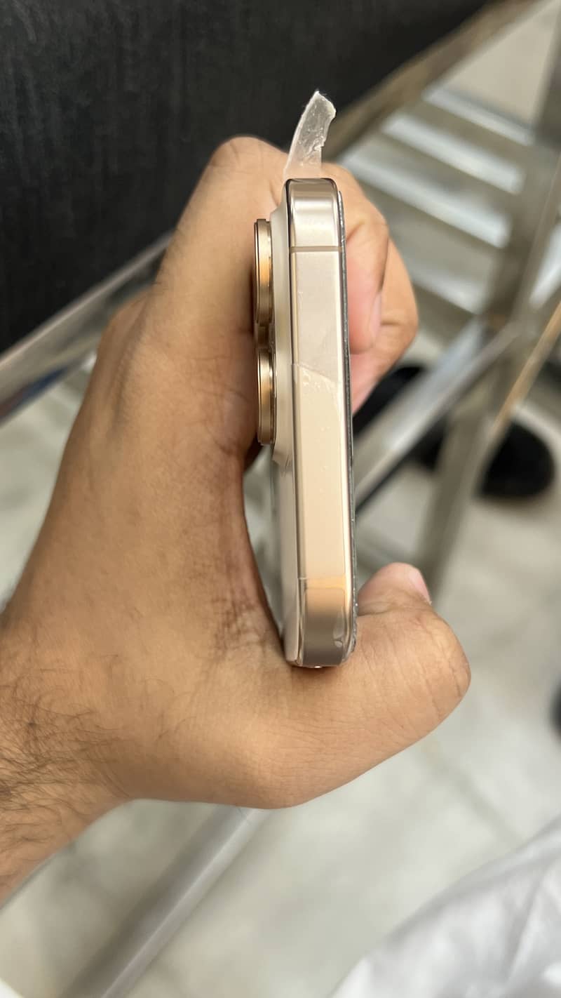 Apple iPhone 16 Pro Max 6