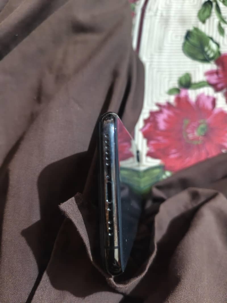 Apple iPhone XS 3