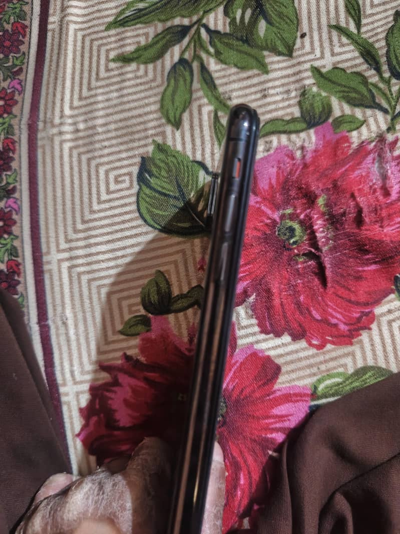 Apple iPhone XS 5